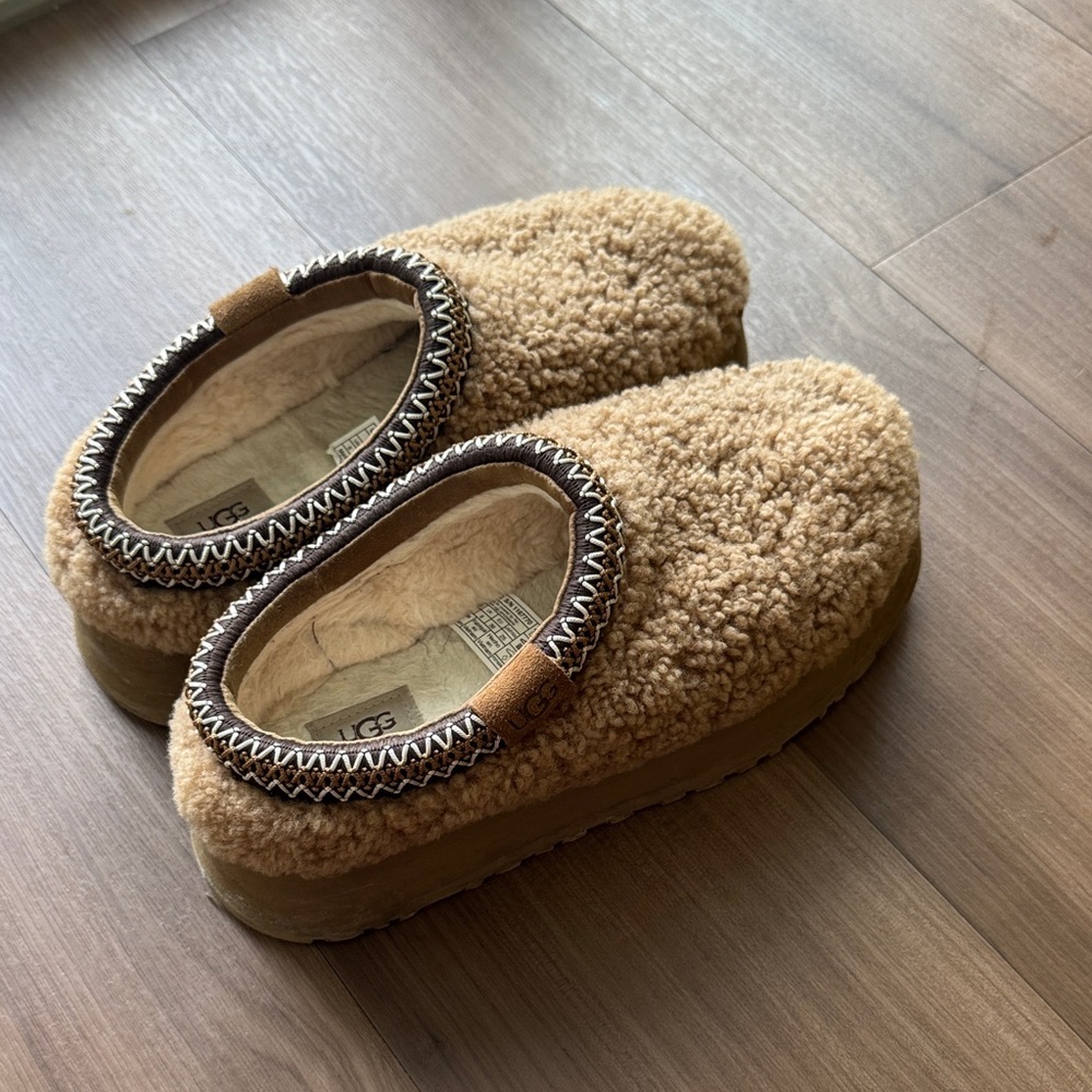 UGG Tasman Maxi Curly. Chestnut